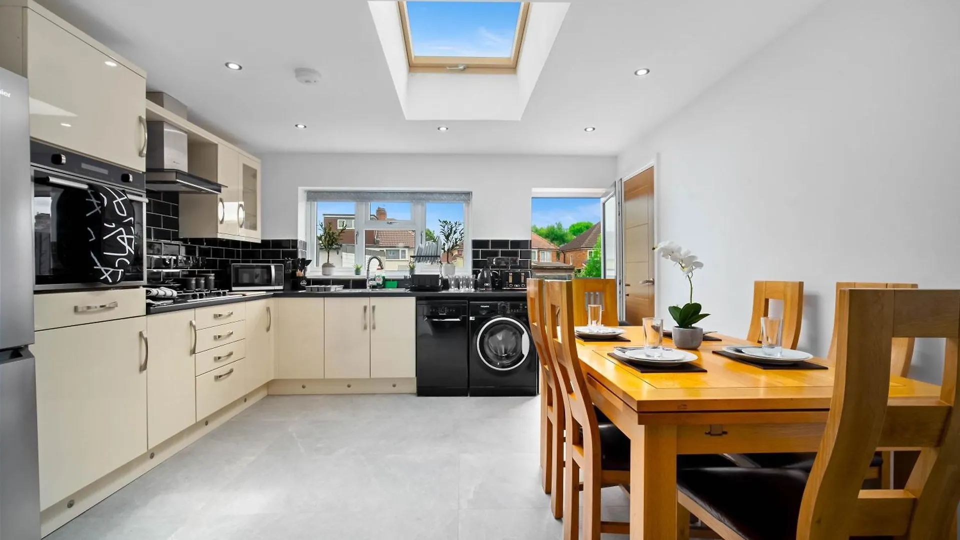 5 Bedroom House Solihull 10 Mins Drive From Bhx & Nec Private Off Road Parking Birmingham Holiday home