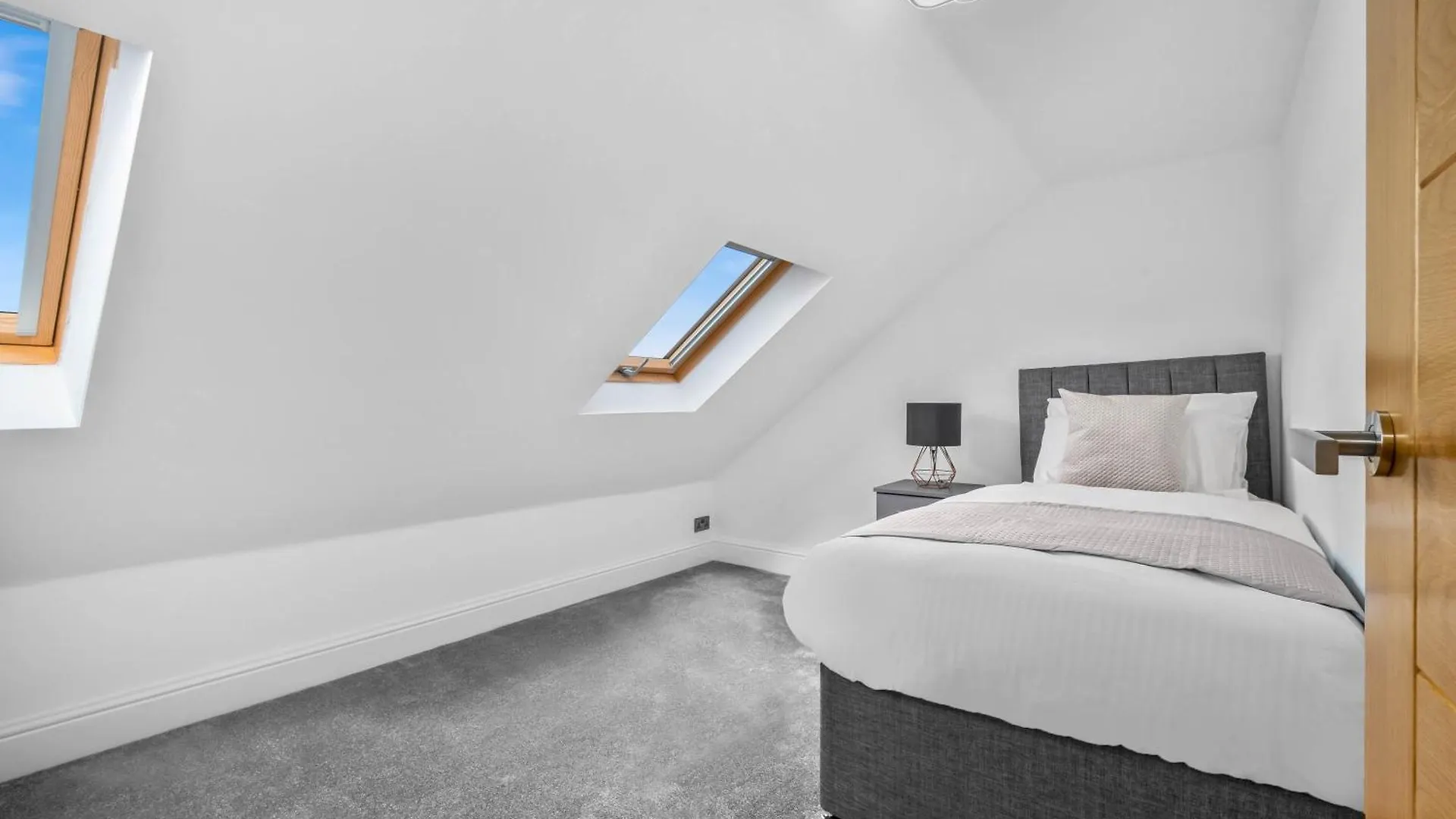 5 Bedroom House Solihull 10 Mins Drive From Bhx & Nec Private Off Road Parking Birmingham 0*,  United Kingdom